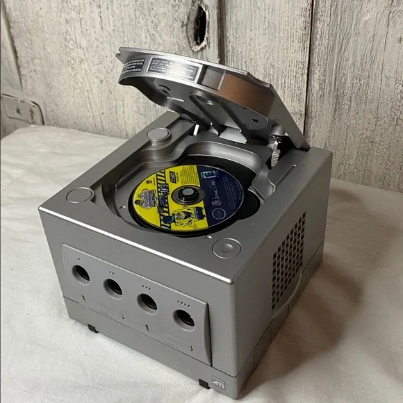Nintendo GameCube Silver DOL-001 (USA) CONSOLE ONLY - Picture 2 of 7